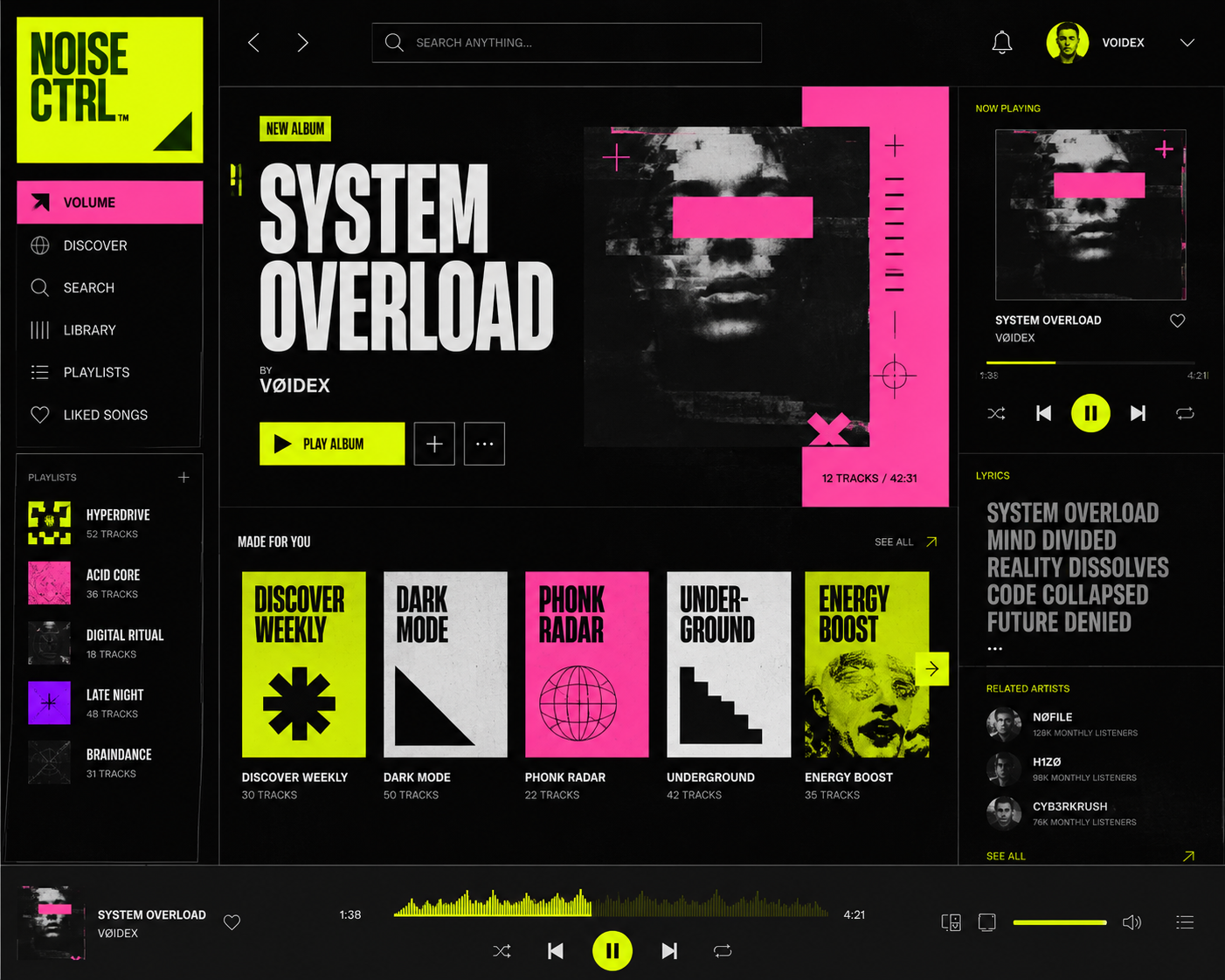 Player de música neo brutalista com fundo escuro, cores neon vibrantes, tipografia grande, playlists laterais, álbum em destaque e controles musicais em layout cyberpunk e geométrico